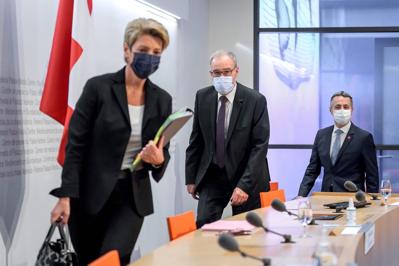 De minister van Justitie Karin Keller-Sutter, de president Guy Parmelin en de minister van Buitenlandse Zaken van Zwitserland Ignazio Cassis tijdens een persconferentie waarin ze het besluit de onderhandelingen met de EU te staken toelichten.