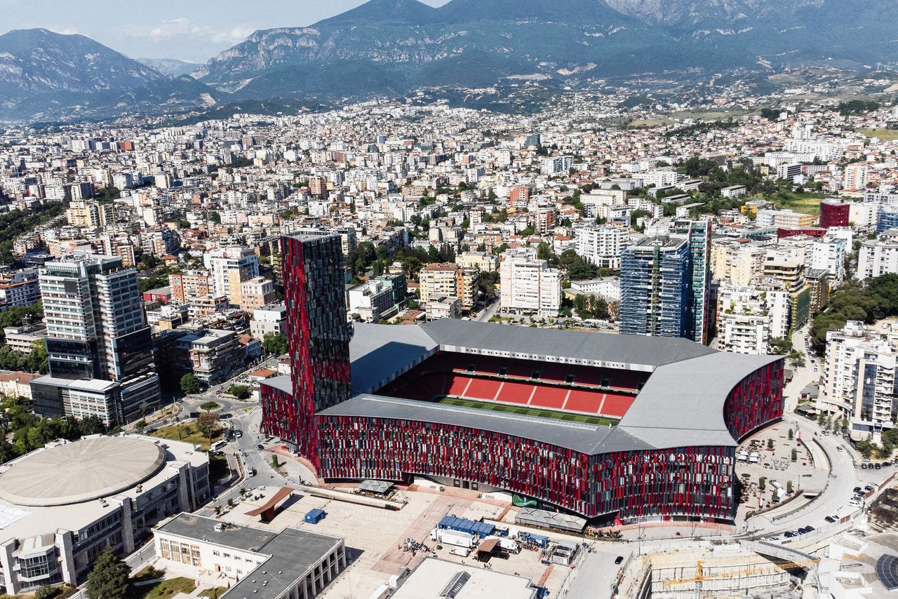 Het Air Albania-stadion in Tirana, waar Feyenoord woensdagavond speelt tegen AS Roma.