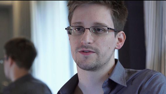 Klokkenluider Edward Snowden, die de onthullingen over de NSA aan het rollen bracht door geheime documenten vrij te geven aan journalisten Glenn Greenwald en Laura Poitras. Hij is een voormalig medewerker van de NSA.