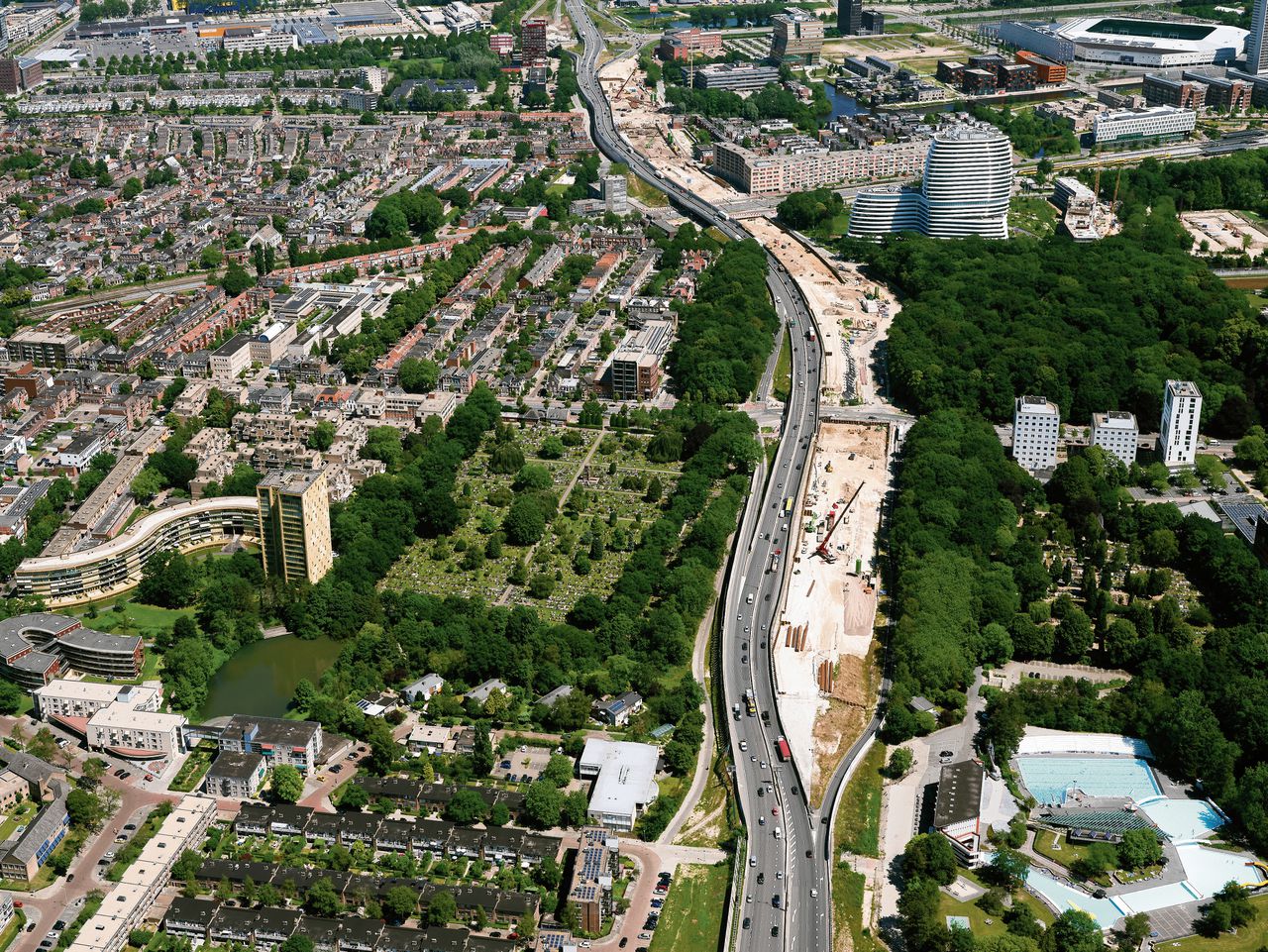 Voorbereidingen voor de vernieuwing van de Ring Zuid in Groningen. Dit twaalf kilometer lange deel van de snelweg A7 geldt als poort naar de stad en is tegelijk een belangrijke verbinding met Duitsland.