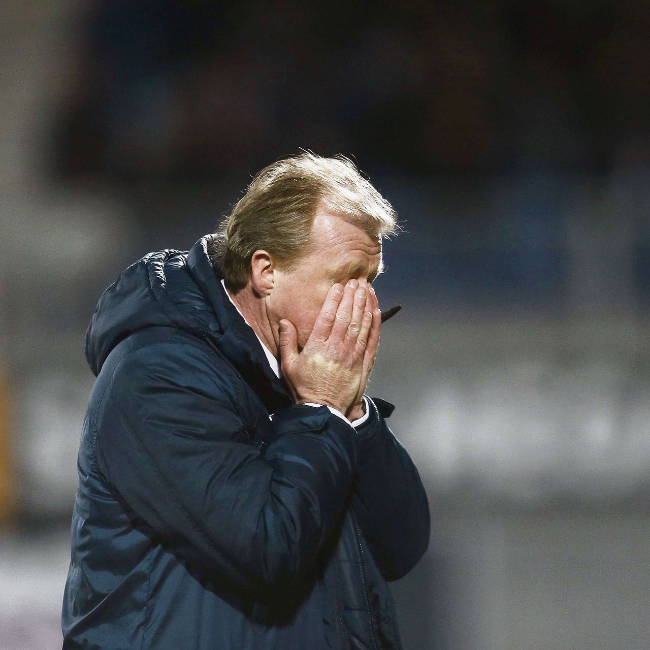 FC Twente-trainer Steve McClaren lijkt het tijdens de wedstrijd tegen PEC Zwolle (1-1) niet langer aan te kunnen zien.