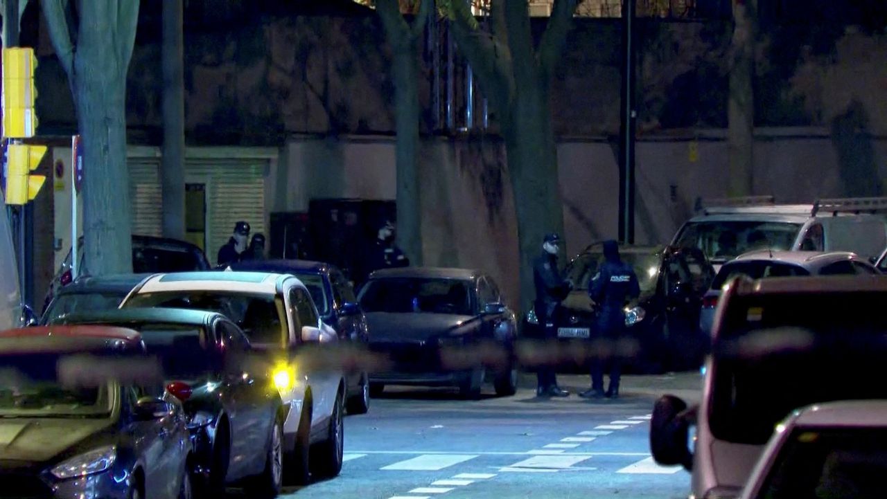 Politie op straat in Zaragoza voor de wapenfabriek die woensdag een bombrief ontving.