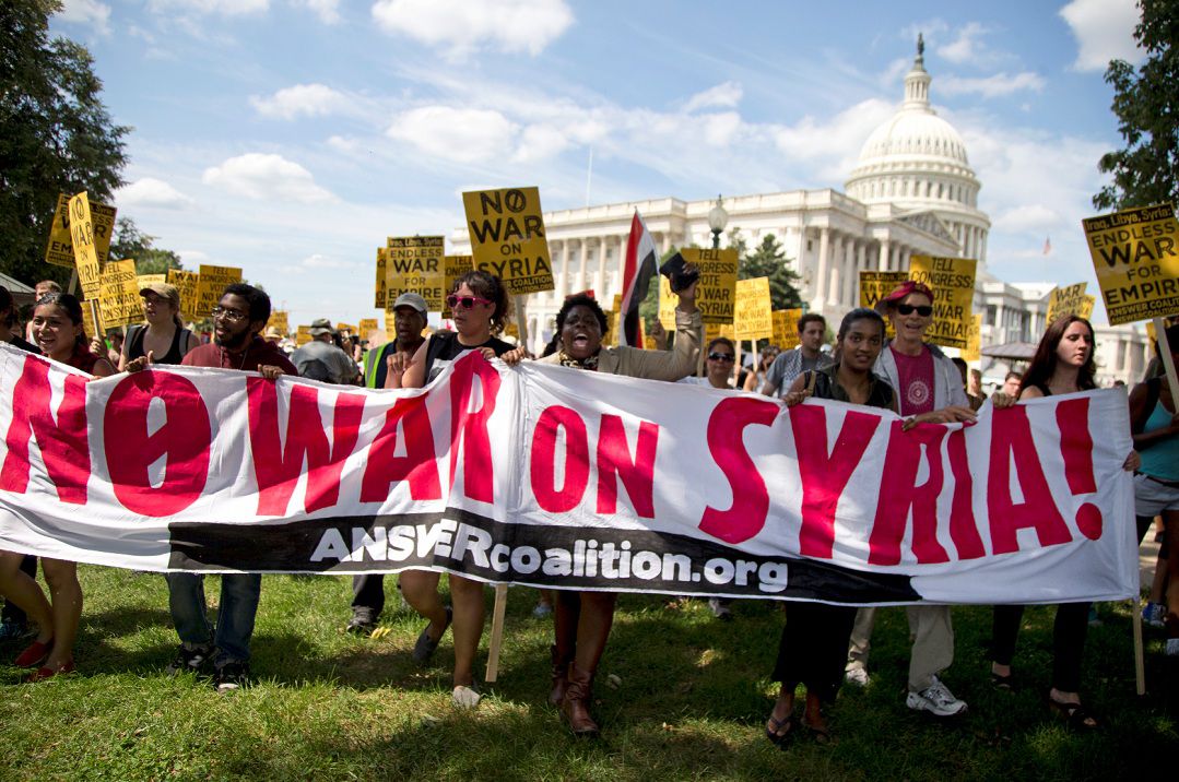 Een groep mensen betoogde afgelopen zaterdag bij Capitol Hill in Washington tegen Amerikaans ingrijpen in Syrië.