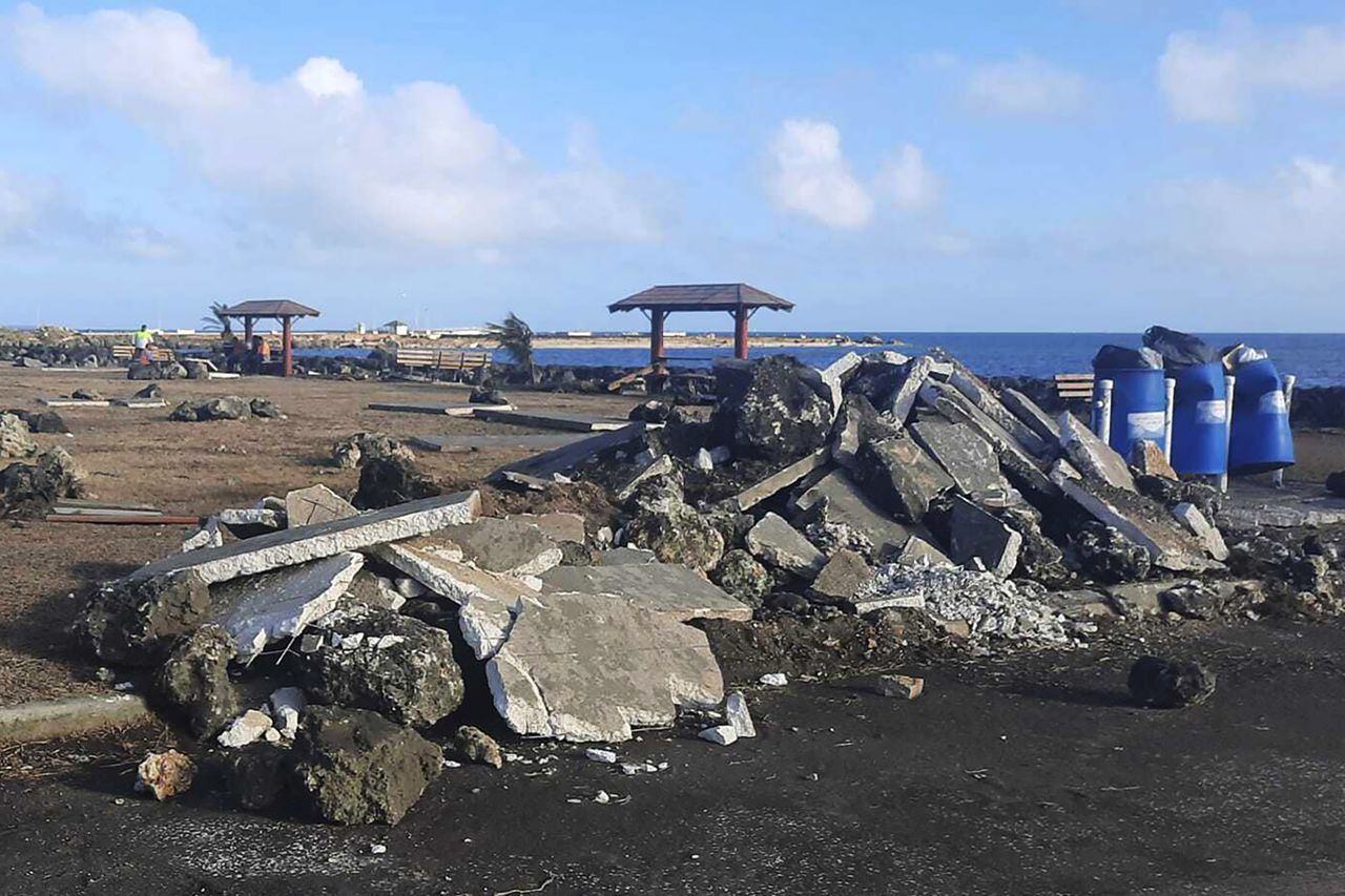 Eerste beelden van de schade die de vulkaanuitbarsting en tsunami teweegbrachten in Nuku'alofa, Tonga.