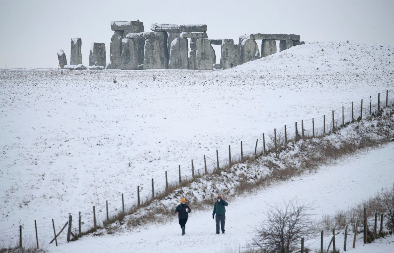 Stonehenge in de sneeuw, eind januari, op het Salisbury Plain in Zuid-Engeland. Ongeveer de helft van de gebruikte stenen werd ruim vijfduizend jaar geleden versleept uit Wales, waar een deel eerst is gebruikt in een ándere steencirkel.