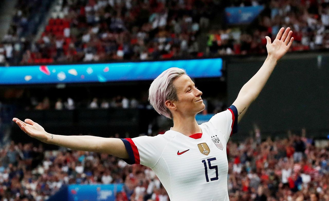 Megan Rapinoe viert haar eerste WK-doelpunt voor de Verenigde Staten in de wedstrijd tegen Frankrijk.