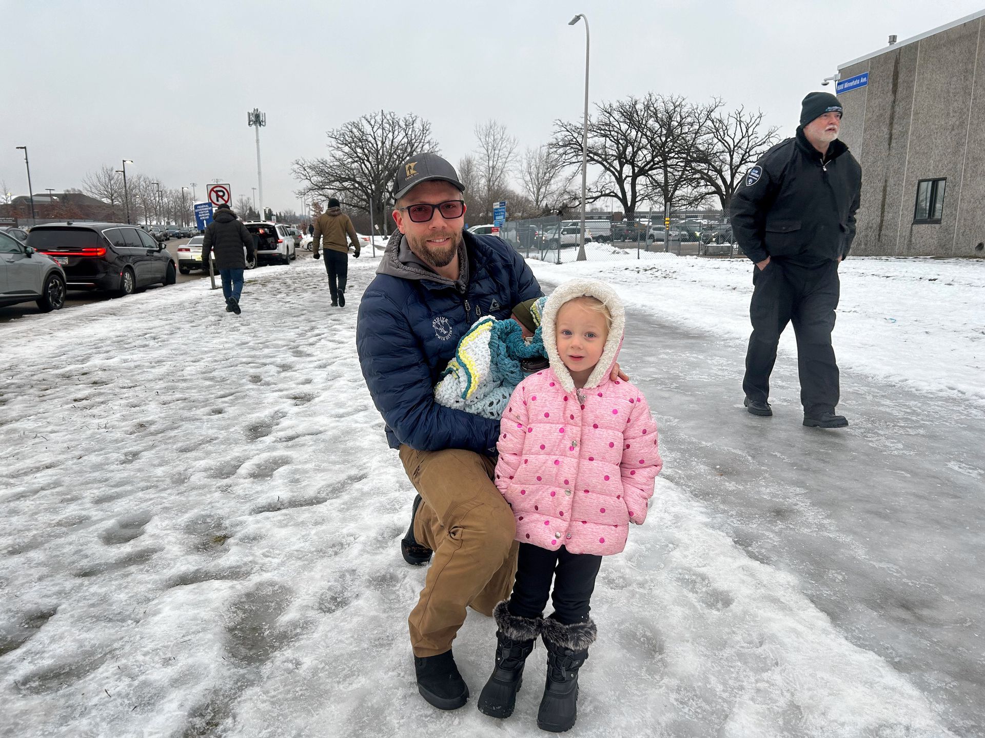 Dustin Lehrke vino con su hija (3) y su bebé para apoyar a ICE.