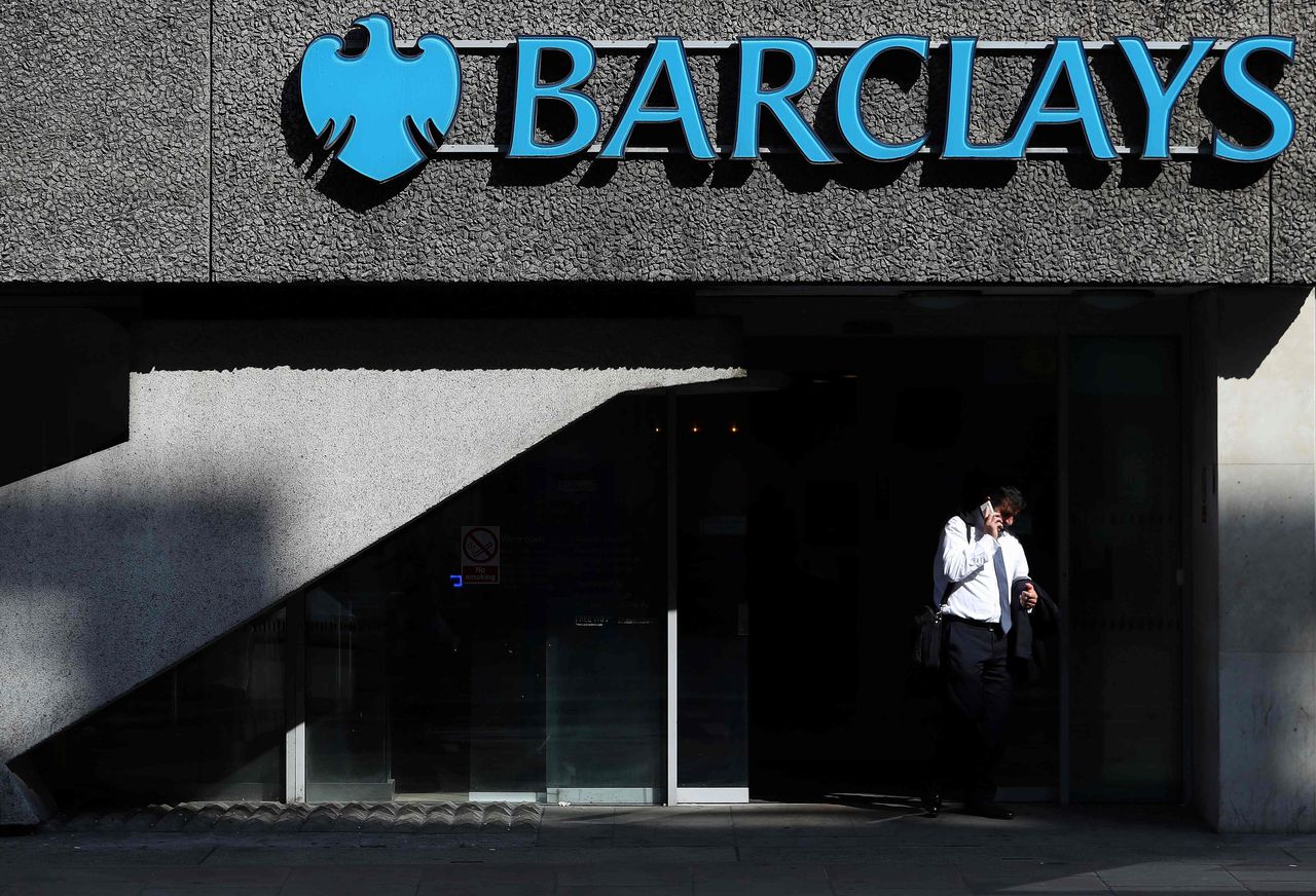 Een klant bij een Londens filiaal van Barclays, een van de beboete banken.