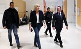 Marine Le Pen en haar persvoorlichter Victor Chabert in de pauze tijdens haar proces op verdenking van verduistering van Europese overheidsgelden, in het gerechtsgebouw van Parijs, op 27 november 2024. 