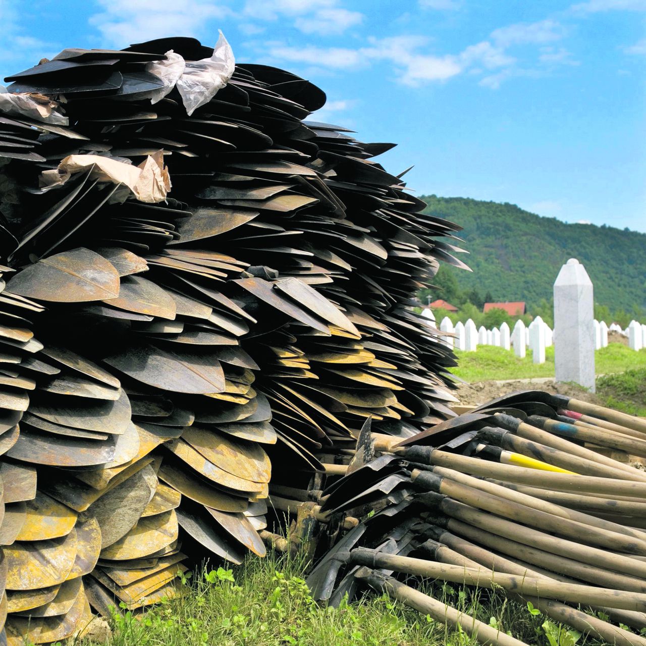 In Potocari, bij Srebrenica, wordt de herbegrafenis van 800 stoffelijke overschotten voorbereid, 2010