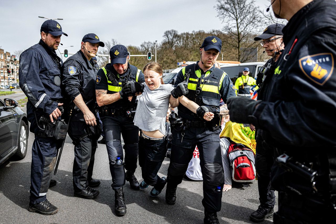 Greta Thunberg tweemaal opgepakt bij XR-demonstratie in Den Haag - NRC