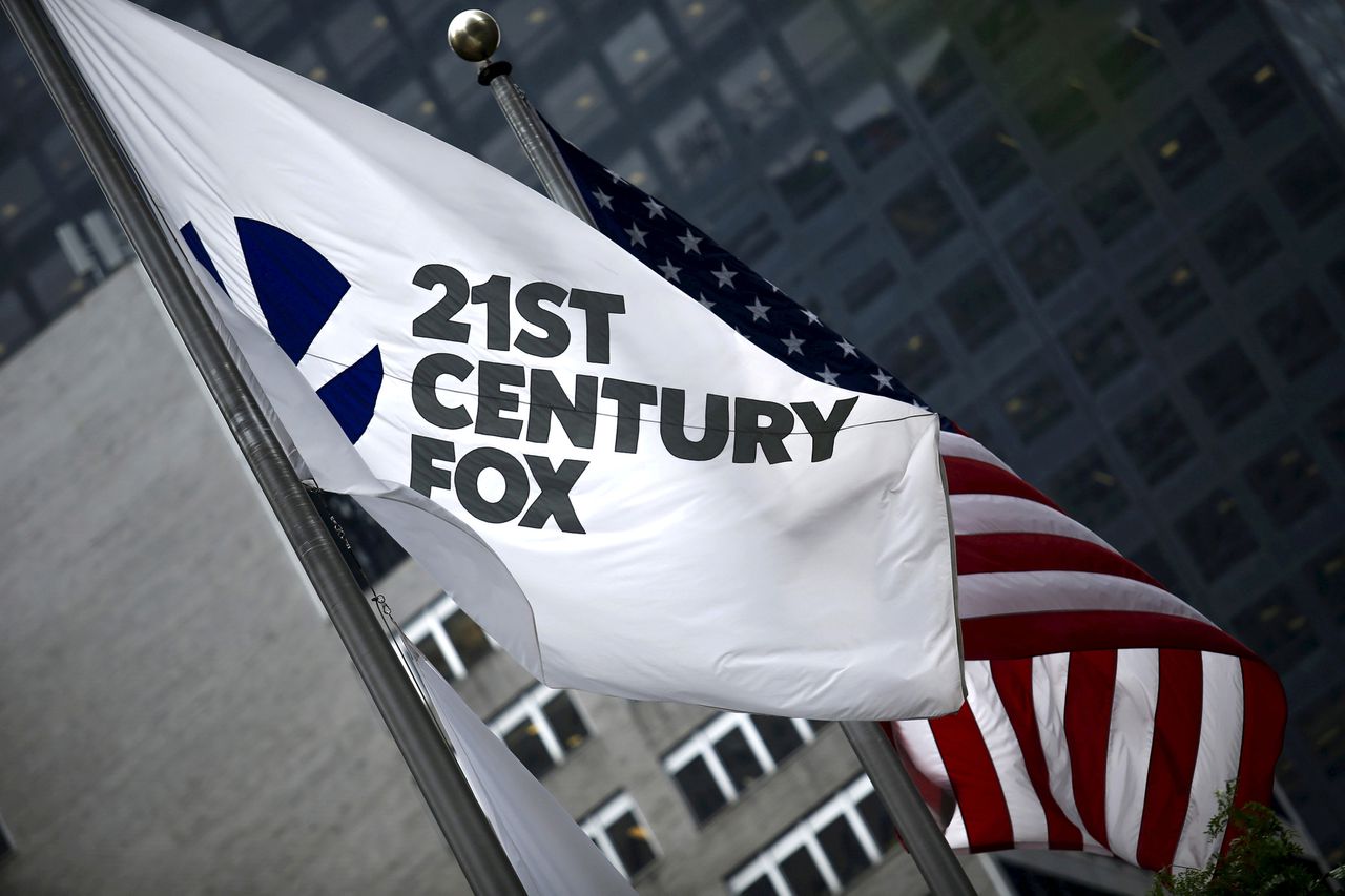 Archiefbeeld. De vlag van 21st Century Fox bij het hoofdkantoor in Manhattan.
