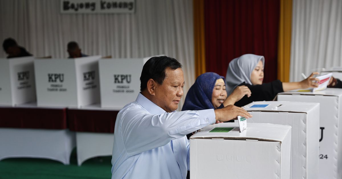 Menteri Pertahanan yang kontroversial, Prabowo, mendukung kemenangan pemilu Indonesia
