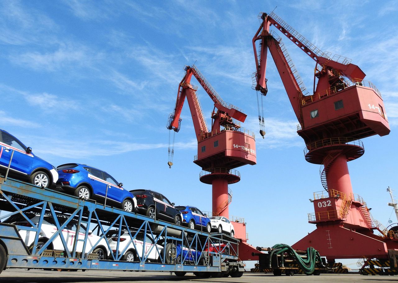 Auto’s bedoeld voor export, in de haven van de Chinese stad Lianyungang.