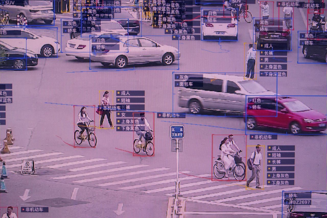 Beeldscherm met demonstratie van Chinese AI-technologie om mensen en voertuigen op straat te herkennen