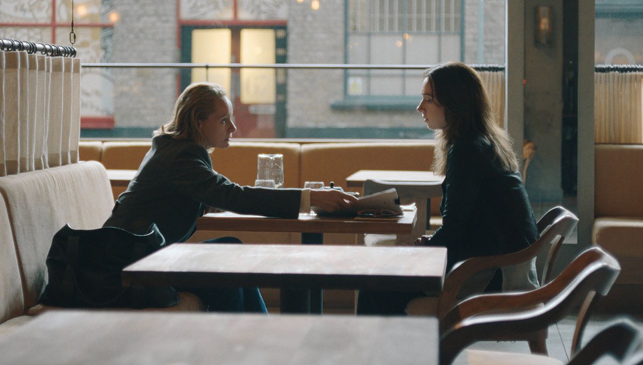 Jodi Kantor (Zoe Kazan, rechts) interviewt de voormalig persoonlijk assistent van Weinstein, Zelda Perkins (Samantha Morton), over zijn grensoverschrijdende gedrag, in ‘She Said’.