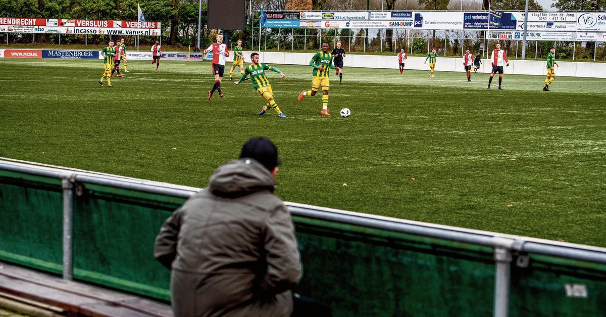 Beloften Zorgen Voor Scheuren In De Voetbalpiramide Nrc
