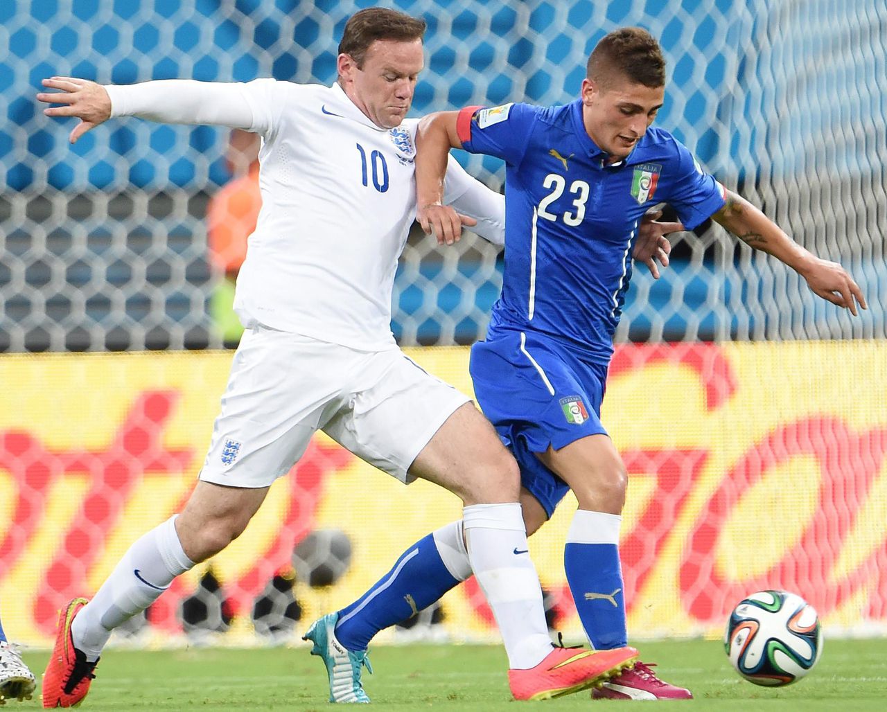 Balotelli kopt Italië langs Engeland in Manaus - NRC