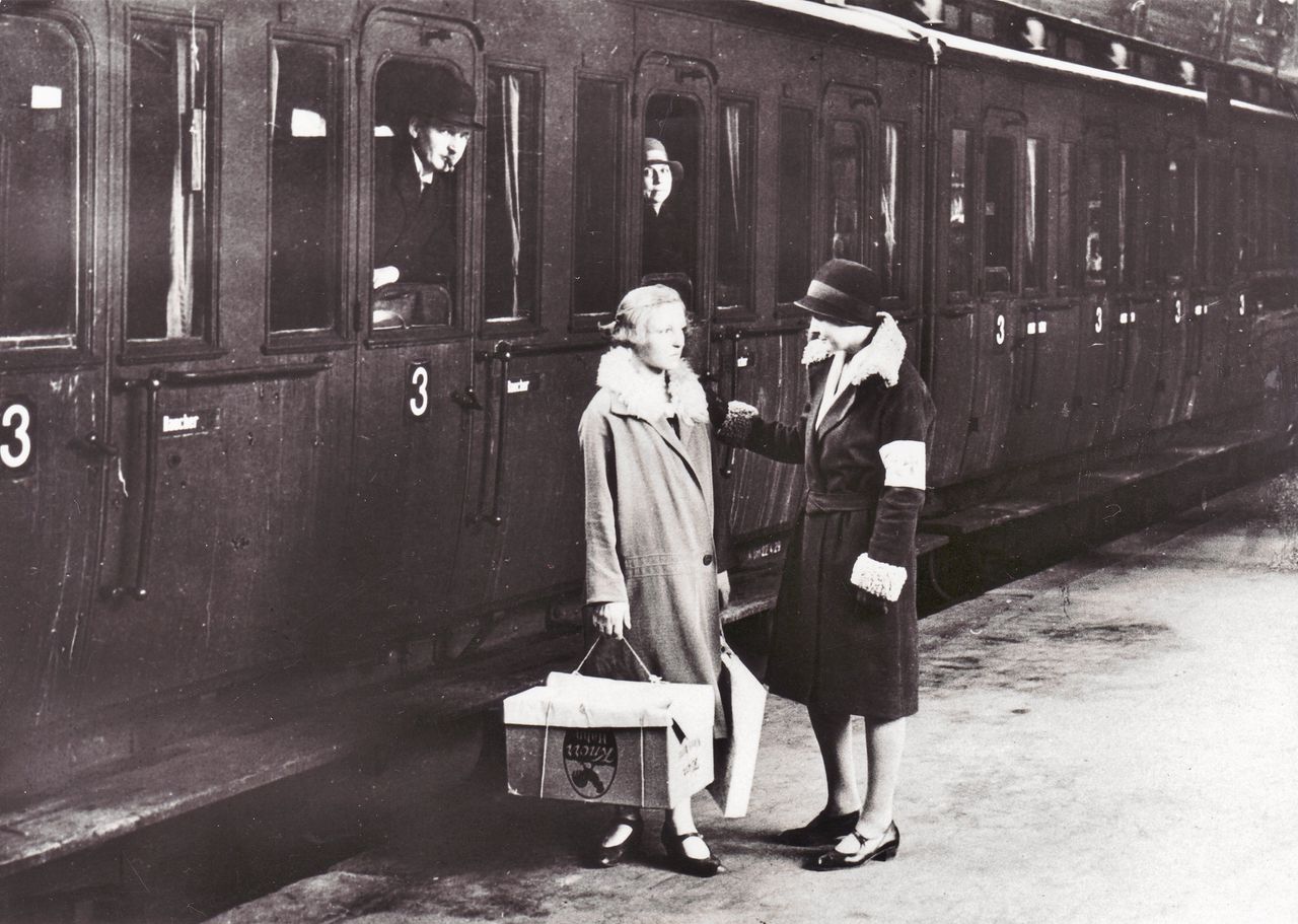 Een jonge vrouw staat op het punt te vertrekken uit Duitsland om elders als dienstmeisje aan de slag te gaan, circa 1930. In 1934 werkten 34.000 Duitse vrouwen in Nederland.