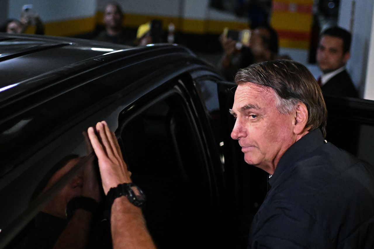 Oud-president Bolsonaro krijgt huisarrest met telefoonverbod opgelegd