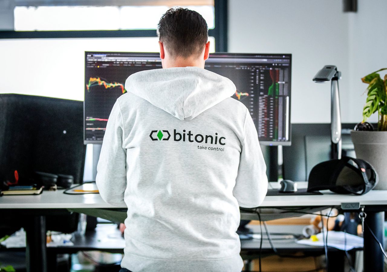 Een van de aanvragers van opname in het cryptoregister van DNB is Bitonic, een bedrijf dat euro’s omwisselt in bitcoin of andere cryptovaluta. Of het ook de klaagbrief heeft ondertekend, is niet bekend.
