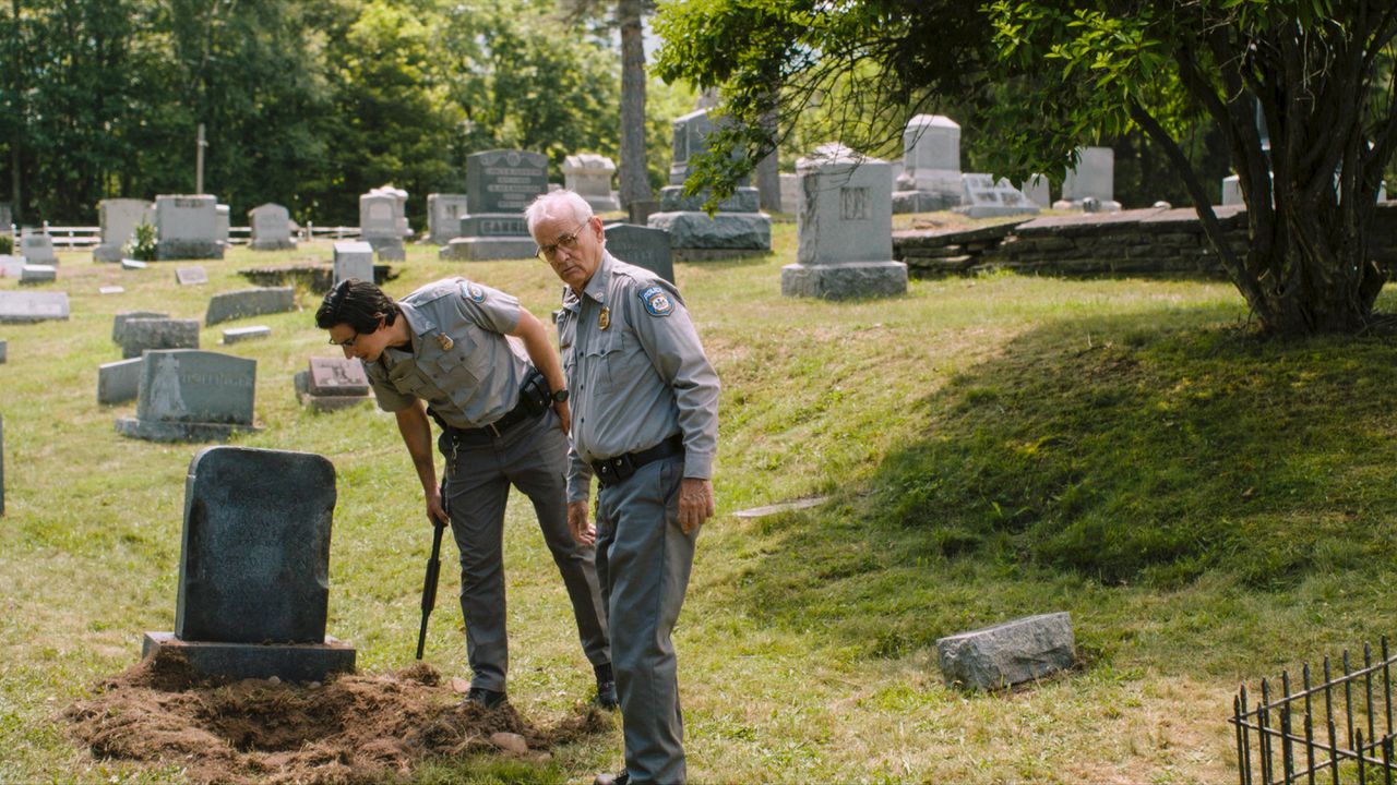 Weinig doortastende zombiejagers: Adam Driver (linksachter) en Bill Murray in ‘The Dead Don’t Die’.