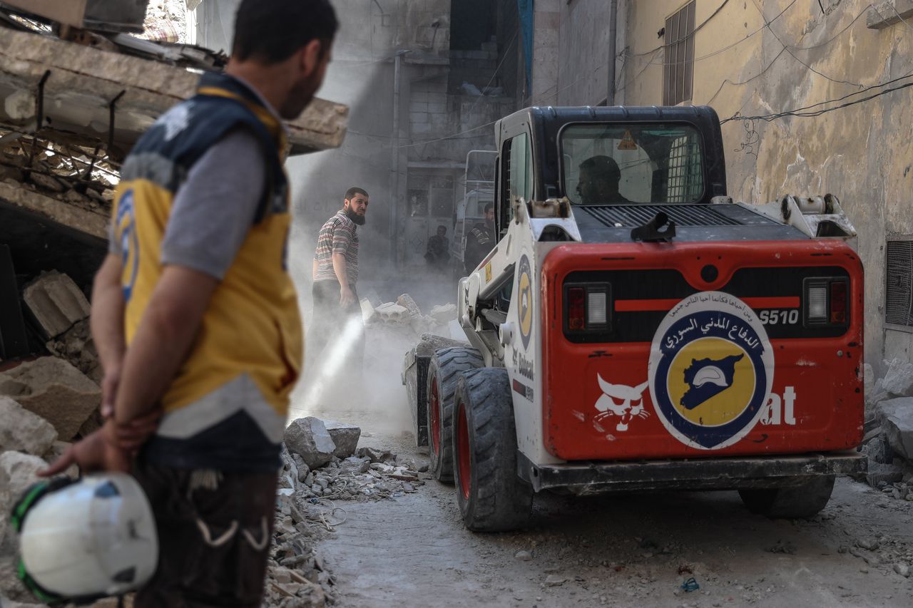 Reddingswerkers van de Witte Helmen in actie na een luchtaanval in de provincie Idlib.