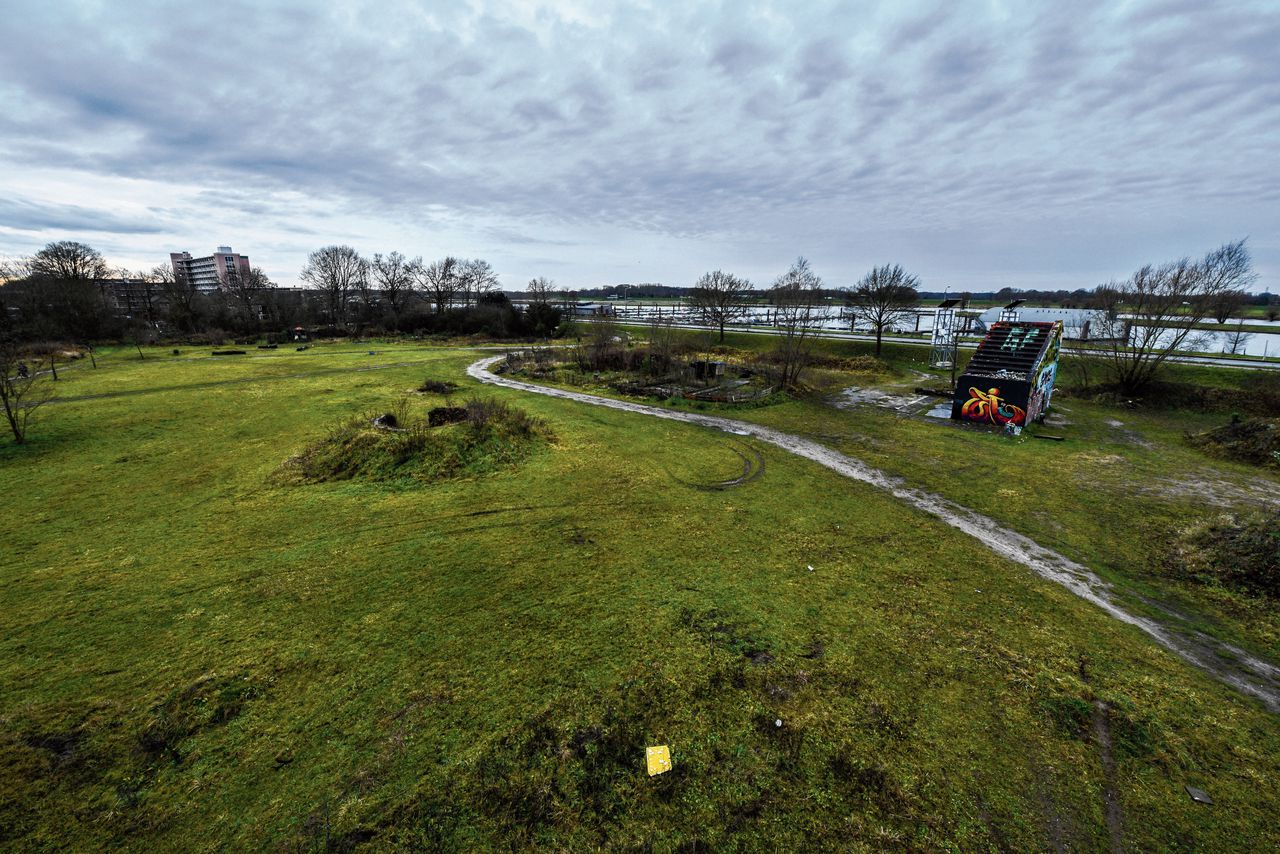 Op de IJsseloever bij Deventer staat de nieuwe woonwijk Tuinen van Zandweerd gepland.