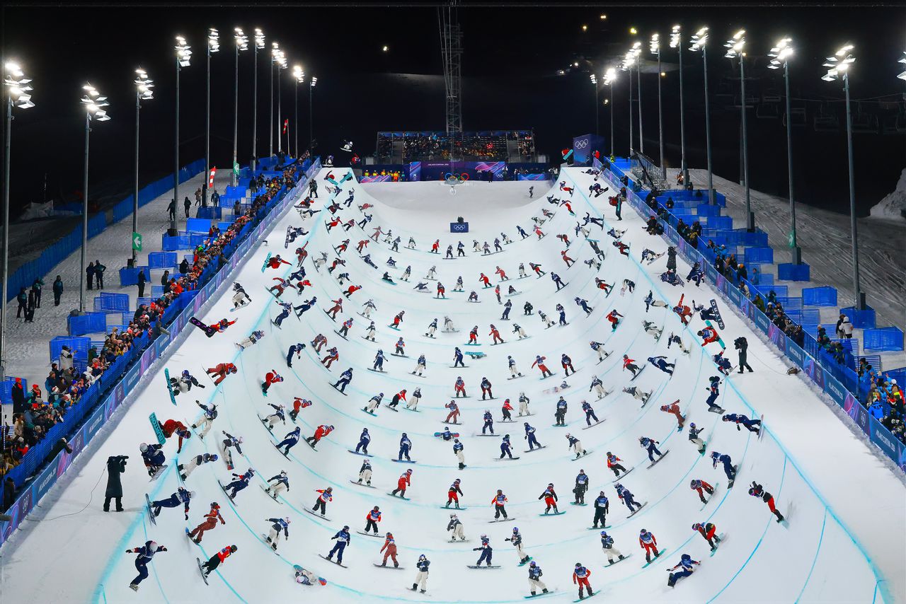 Beeld van het half-pipe snowboarden voor vrouwen, waarbij een jury punten toekent voor trucs op basis van moeilijkheidsgraad, hoogte, variatie, uitvoering en innovatie.