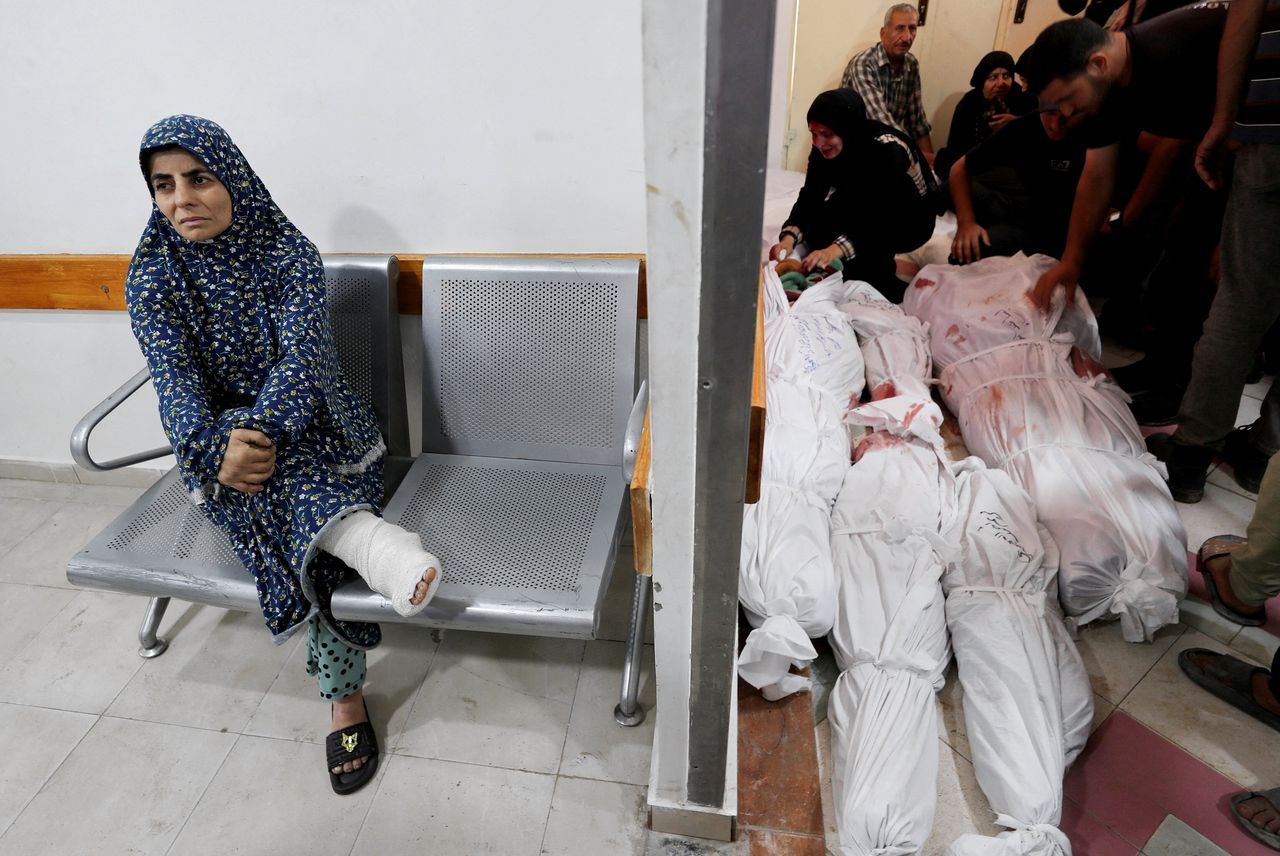 Palestijnen rouwen in het Beit Lahia-ziekenhuis na een Israëlisch bombardement in Noord-Gaza. Foto Mahmoud Issa 