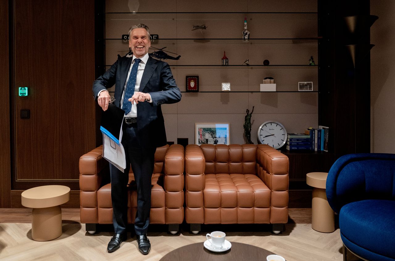 Premier Schoof, voorafgaand aan de tweede dag van den Algemene Politieke Beschouwingen.