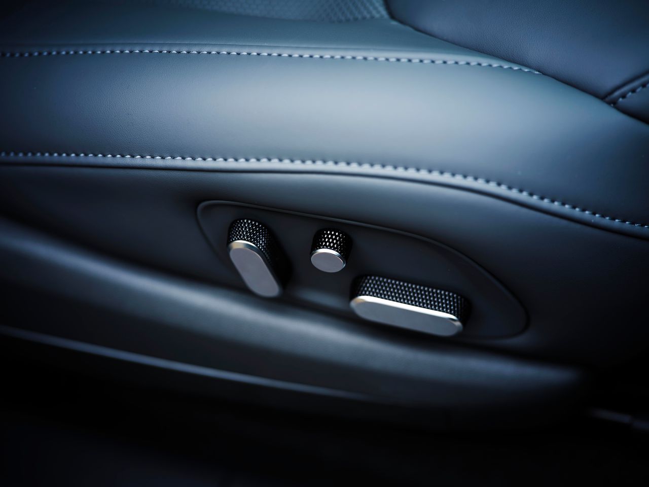 Het ontbreekt de bestuurder aan niets; ook de stoelen zijn elektrisch verstelbaar.