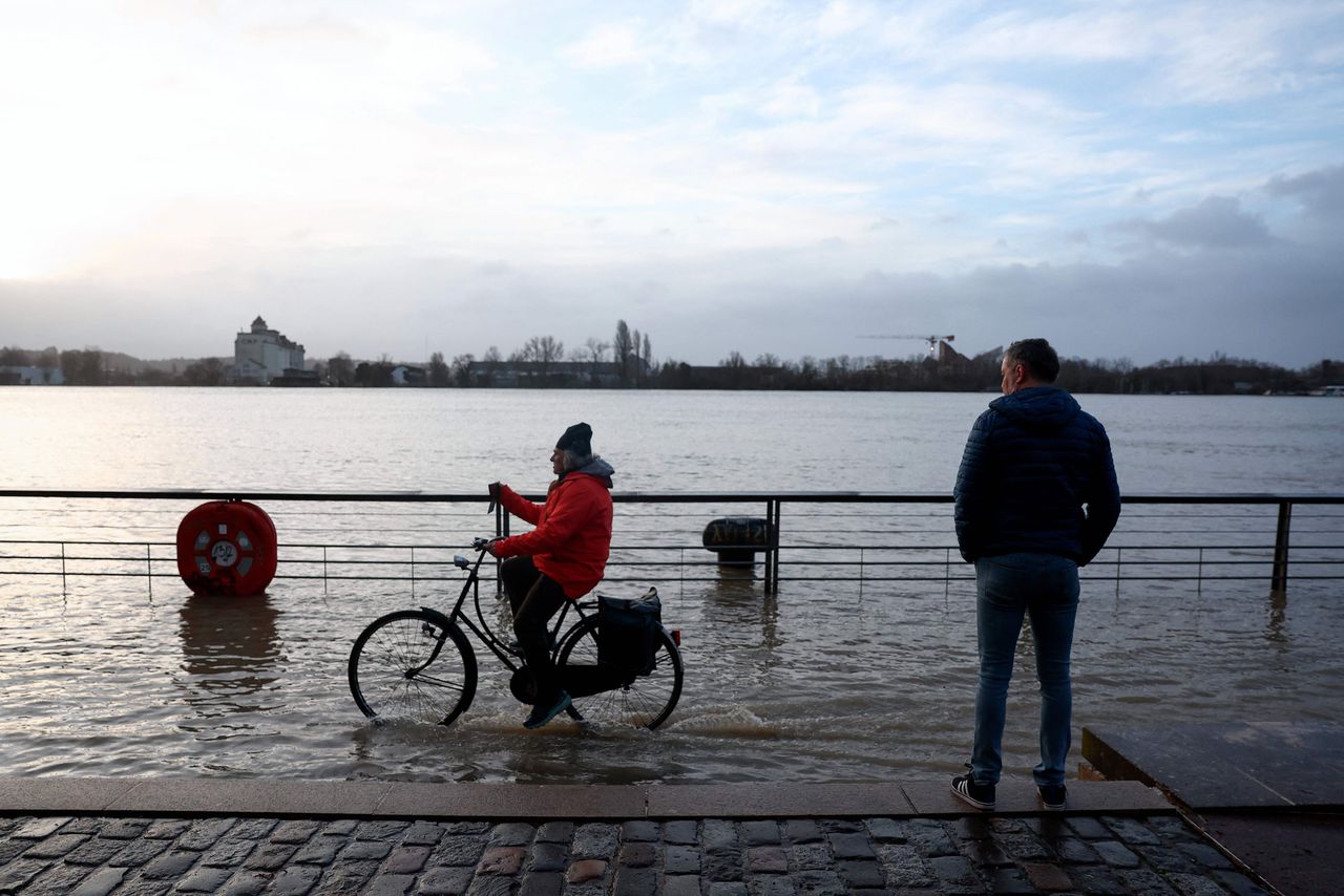 Een fietser rijdt langs de overstroomde oevers van de rivier Garonne in Bordeaux op 18 februari.