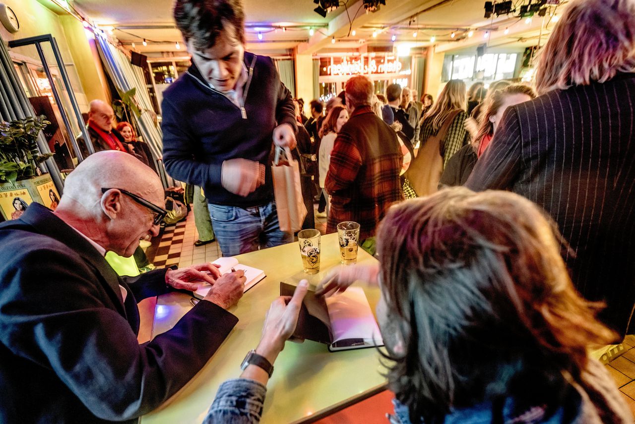 Wilfried de Jong firma su novela “Mist” en el teatro Kantine Walhalla.