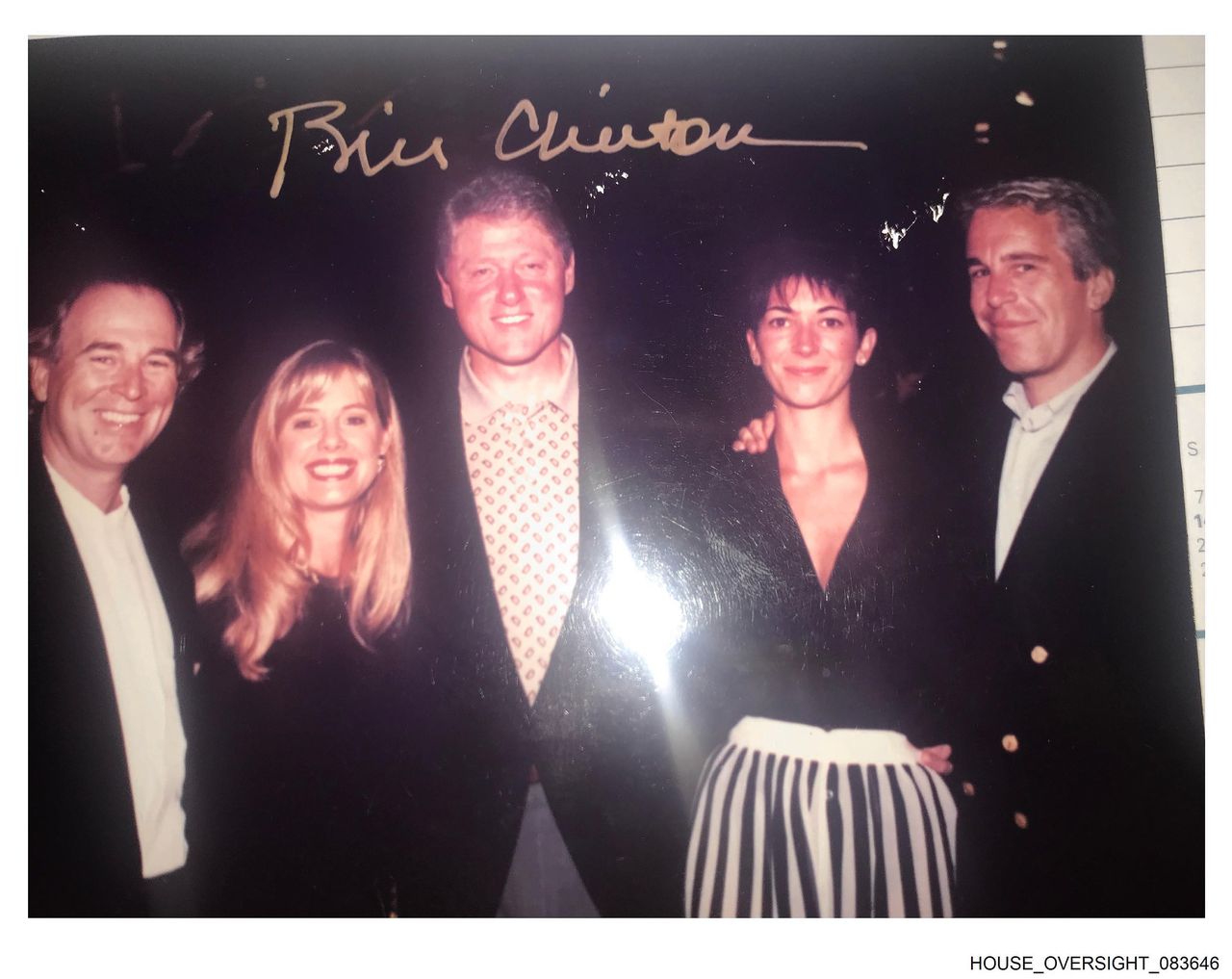 Bill Clinton (midden) met Jeffrey Epstein (rechts) en zijn belangrijkste handlanger Ghislaine Maxwell (tweede van rechts).