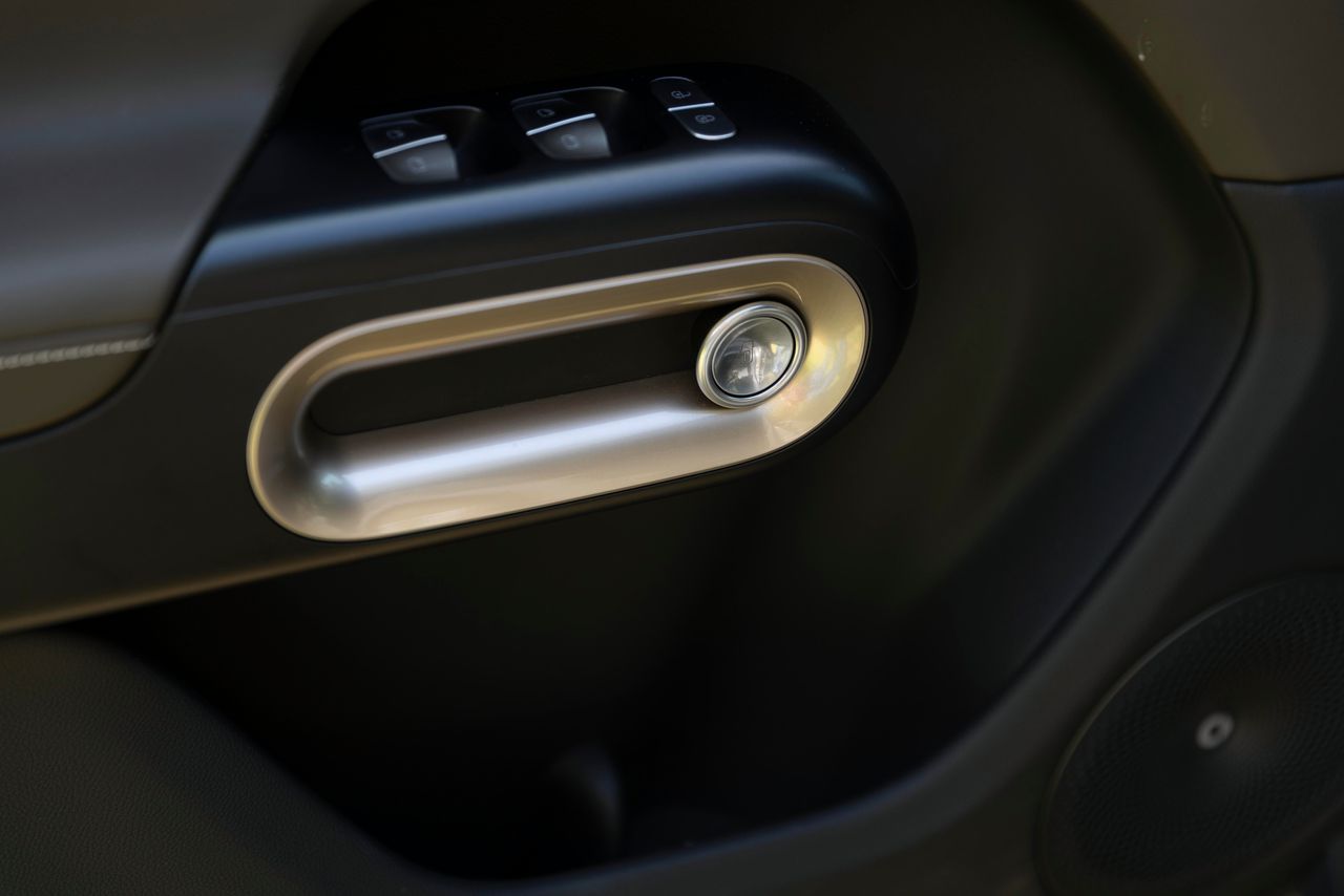 Nieuwe merken hebben de neiging het wiel opnieuw uit te willen vinden. De deur open je hoogst onpraktisch met het ronde drukknopje.