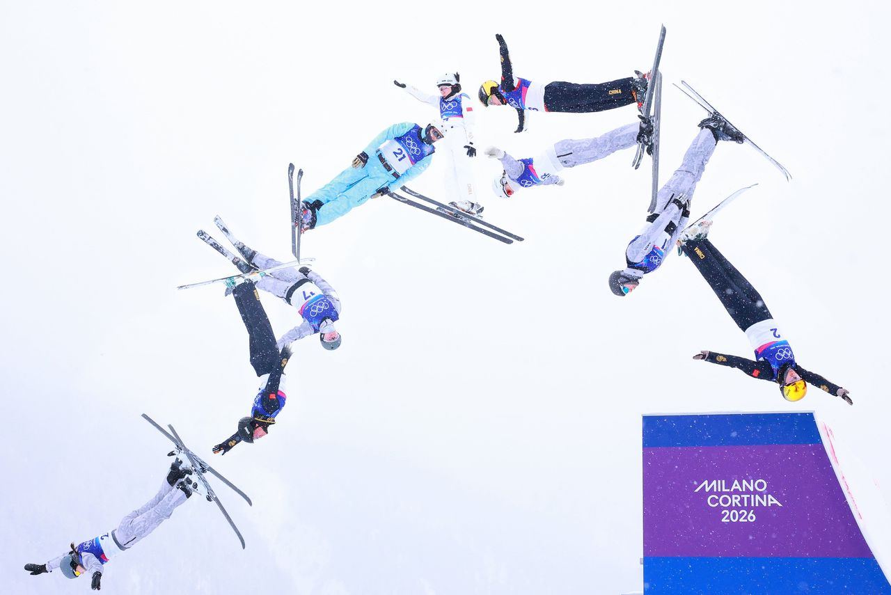 Training van de aerials in het freestyle skiën, waarbij deelnemers tegen een rechtopstaande schans opskiën en trucs doen in de lucht.