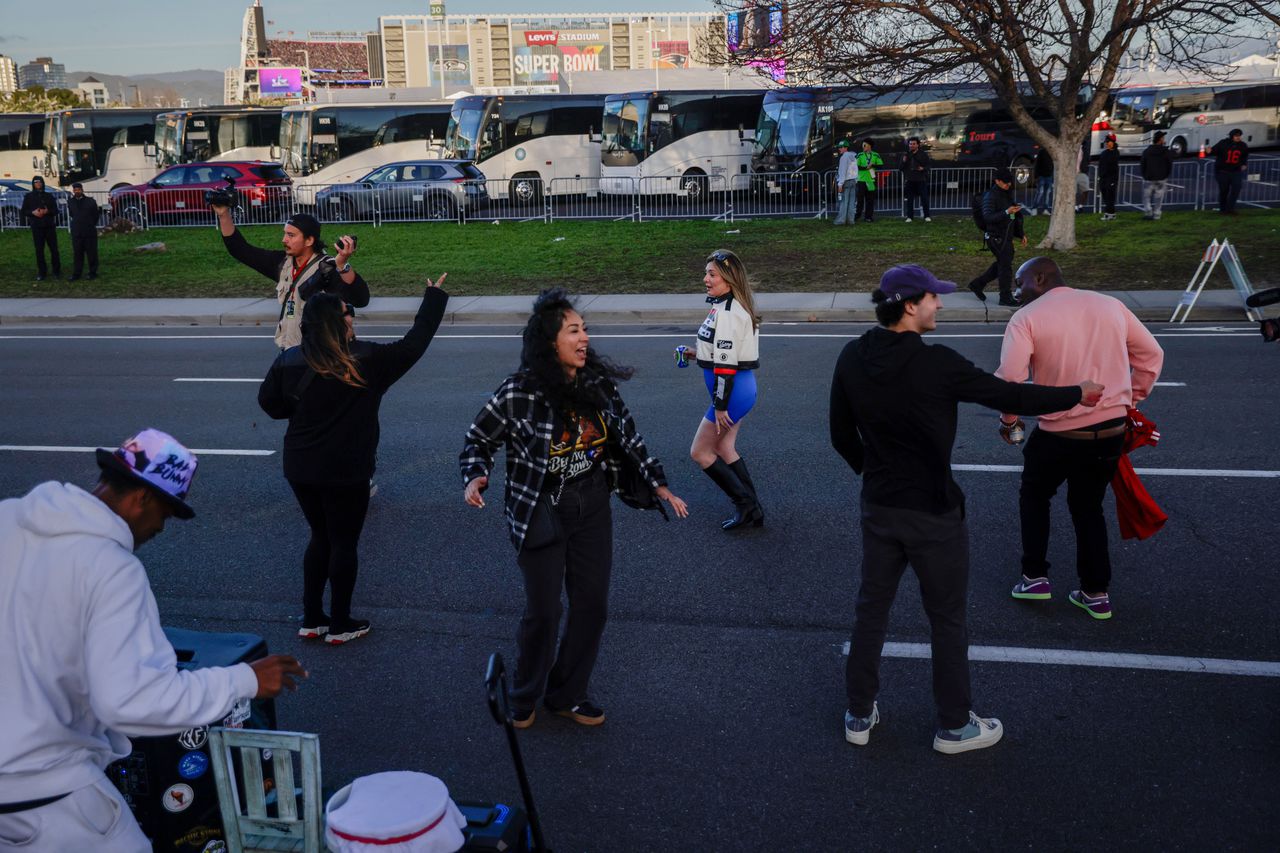 Bad Bunny-fans dansen buiten het stadion. 
