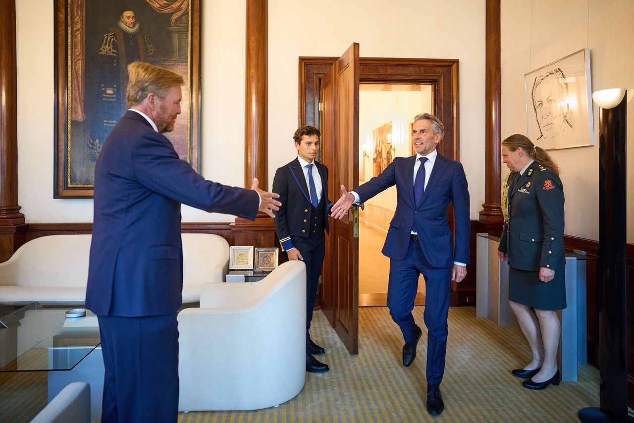 Koning Willem-Alexander ontvangt minister-president Dick Schoof in zijn werkkamer op paleis Noordeinde voor het eerste wekelijkse gesprek sinds de beediging van het kabinet-Schoof.