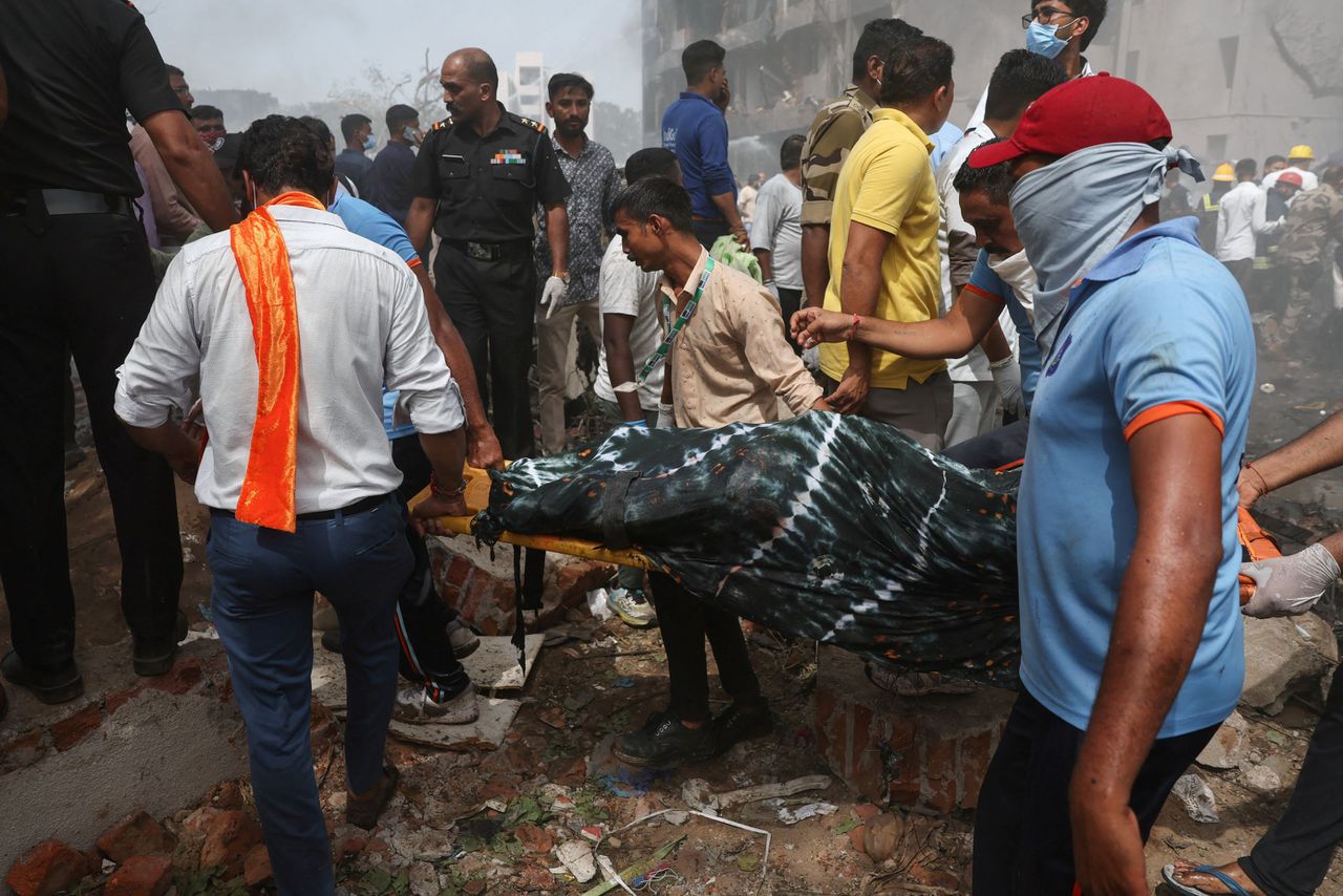 Indiaas passagiersvliegtuig stort neer, 'Britse man overleeft vliegtuigcrash' - NRC