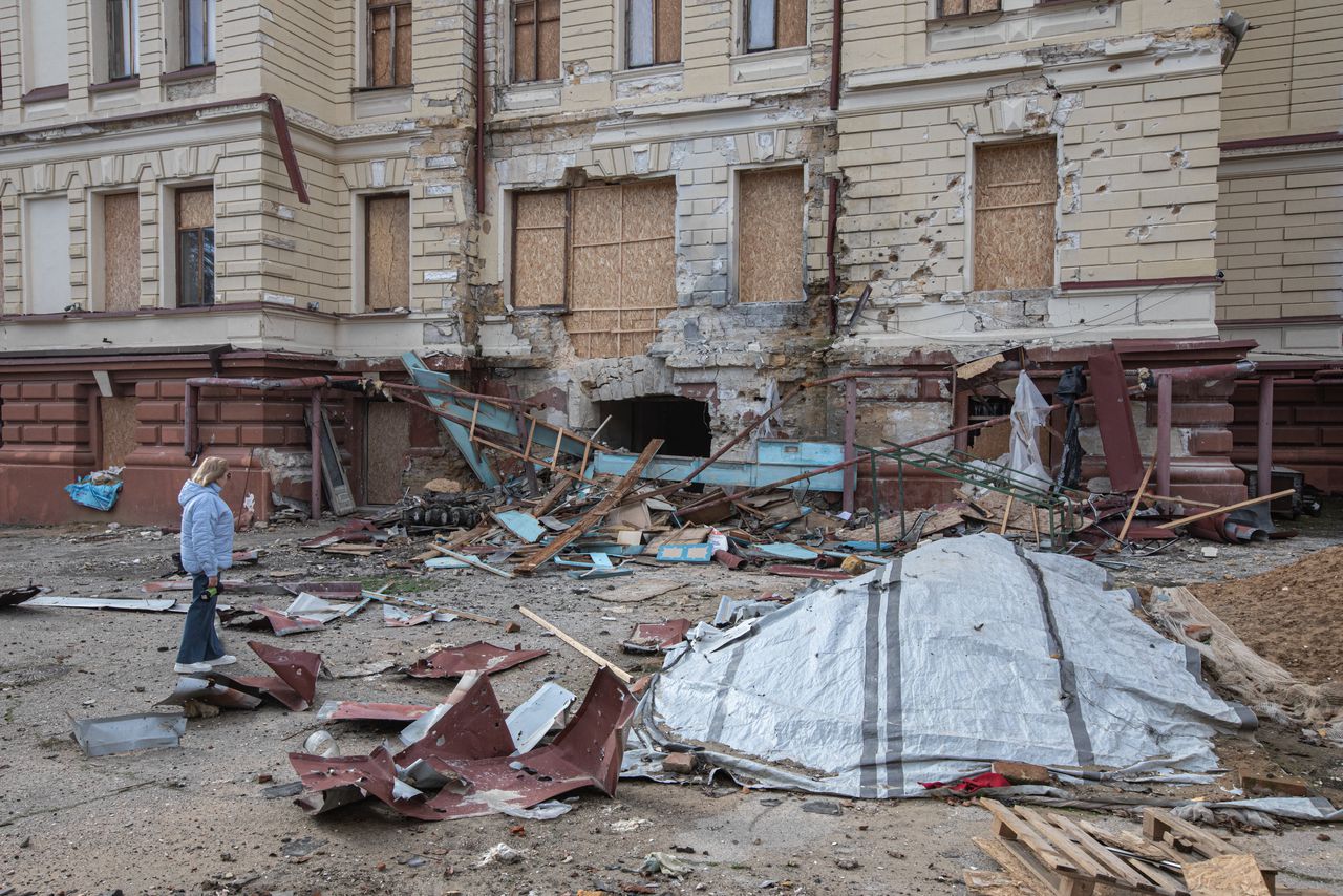Olha Hontsjarova bekijkt de gevolgen van een Russische beschieting van het museum.  