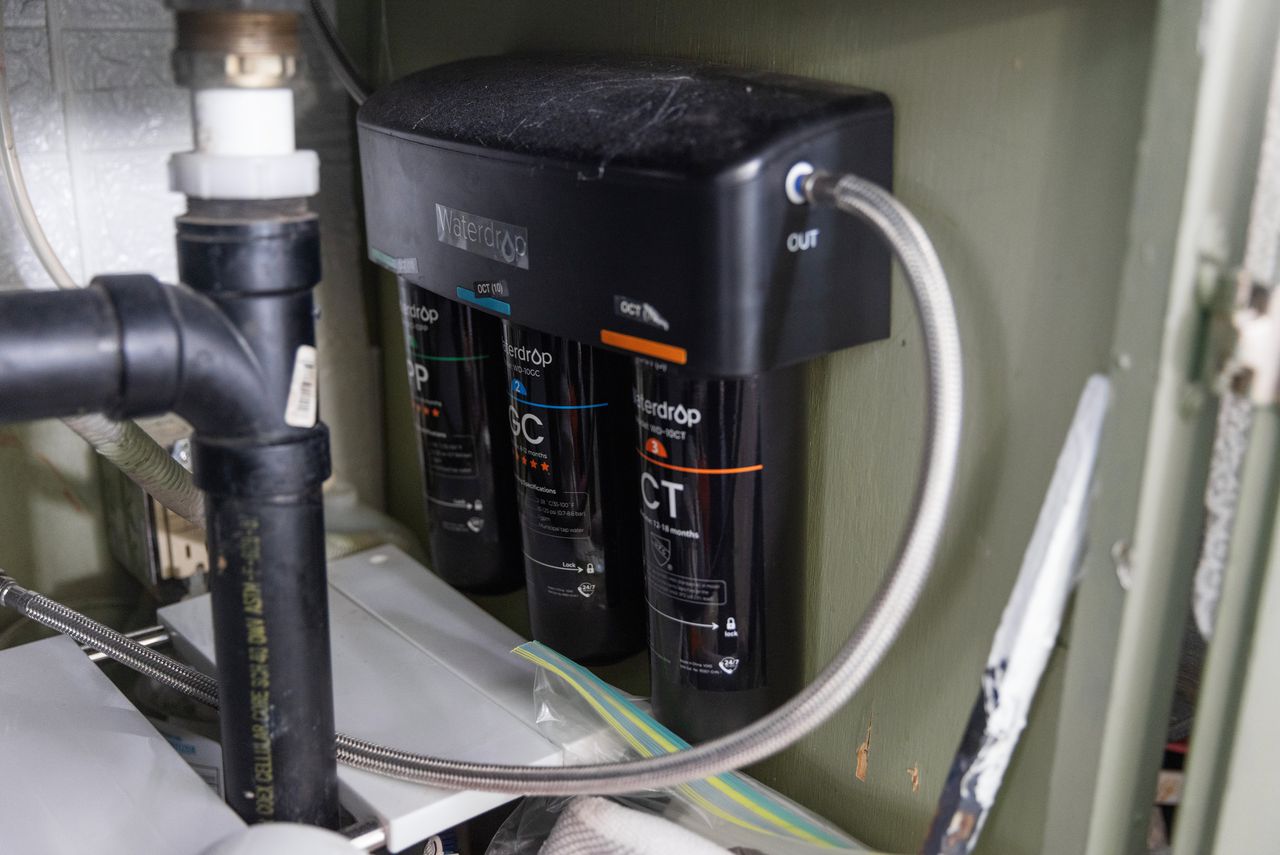 Het waterfilter onder de kraan in Eric Engles huis. 