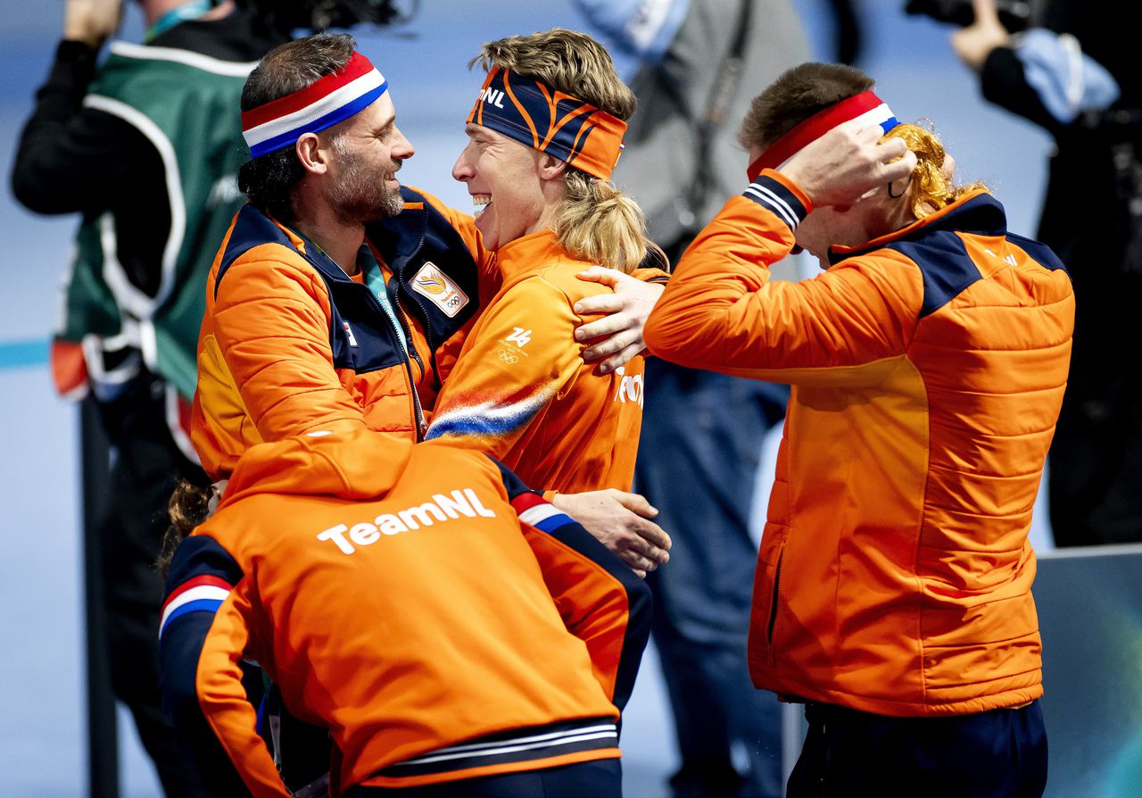 Jorrit Bergsma werd twaalf jaar geleden al gelauwerd met olympische winst op de 10.000 meter. Vrijdag schaatste de veertigjarige Fries naar brons op die afstand, wat door zijn ‘matties’ werd gevierd als een overwinning.