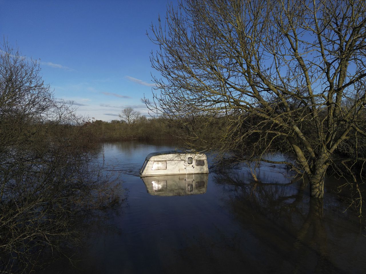 Een gebied met regen en (natte) sneeuw trekt over Engeland.