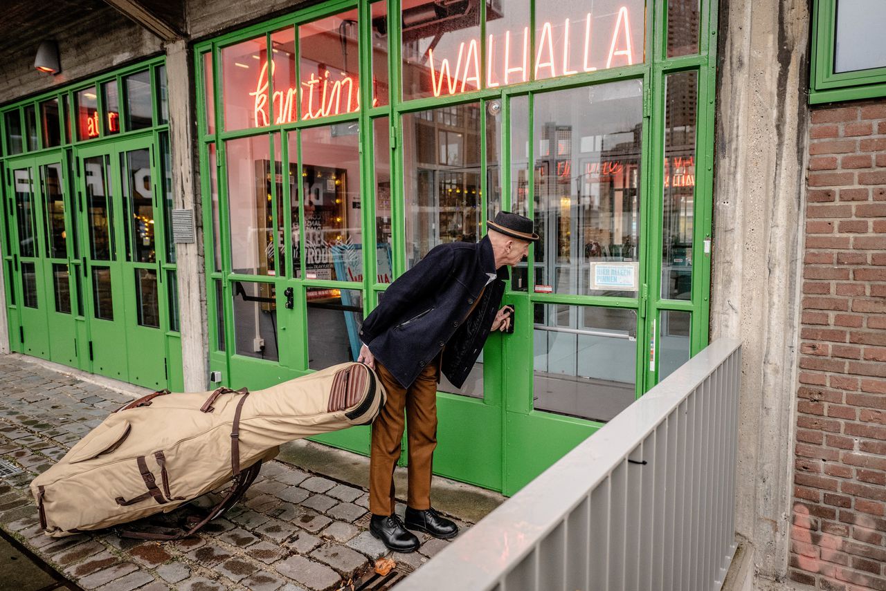 Wilfried de Jong llega al Teatro Kantine Walhalla, donde se realiza la presentación del libro de su novela “Mist”.