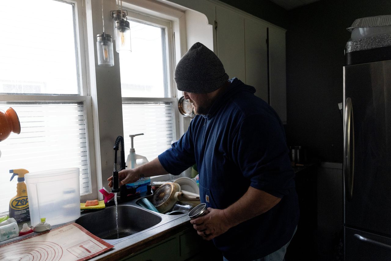 Eric Engle, bewoner bij Parkersburg en lokaal activist, gebruikt zijn waterkraan met PFAS-filter.