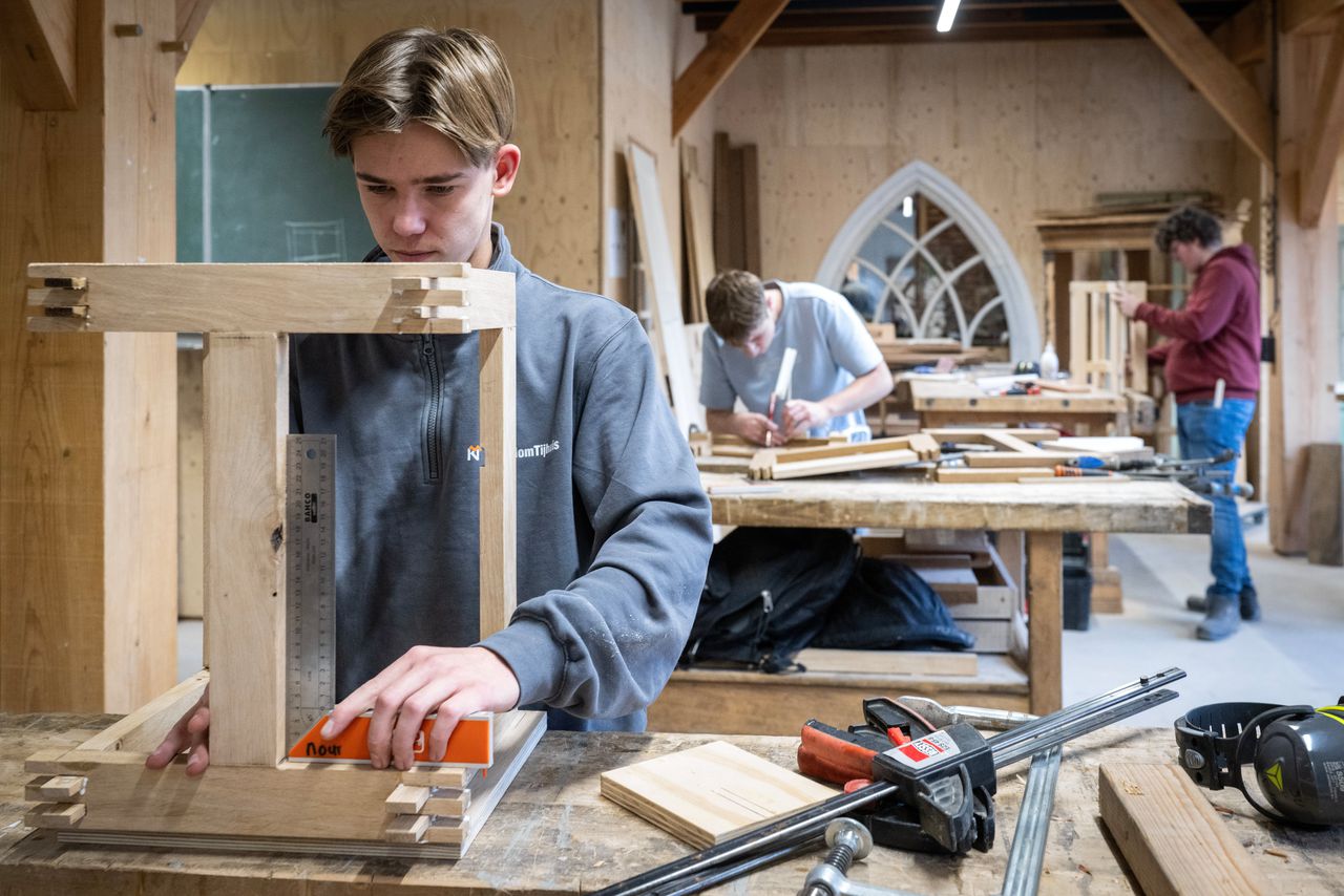 De eerstejaars aan het RIBO maken een kinderstoeltje, met twee ingewikkelde houtverbindingen