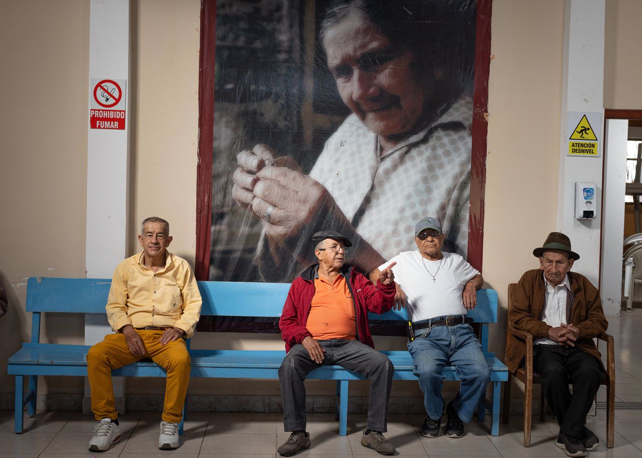 Oudere mannen voor het seniorencentrum in Vilcabamba, Ecuador.