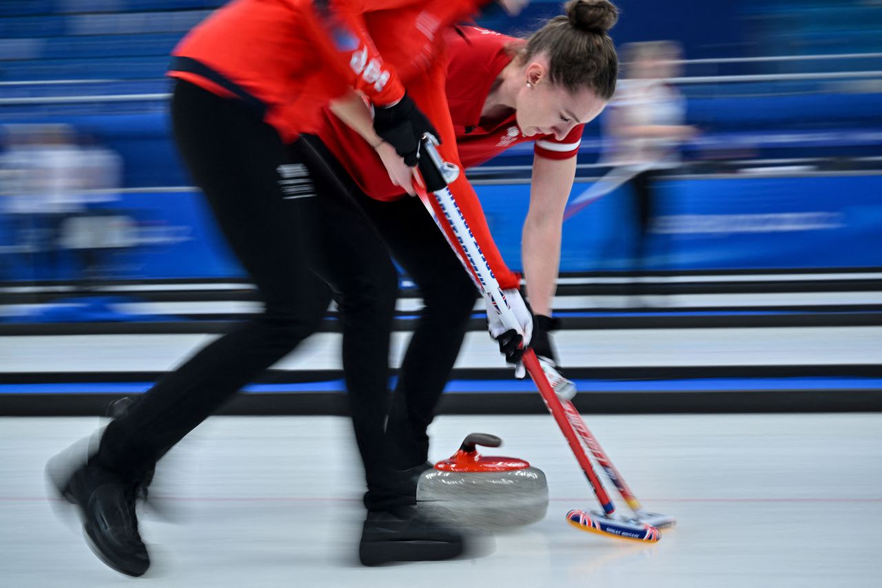 De Britse Jennifer Dodds veegt tijdens de vorige Spelen in Beijing (2022). 