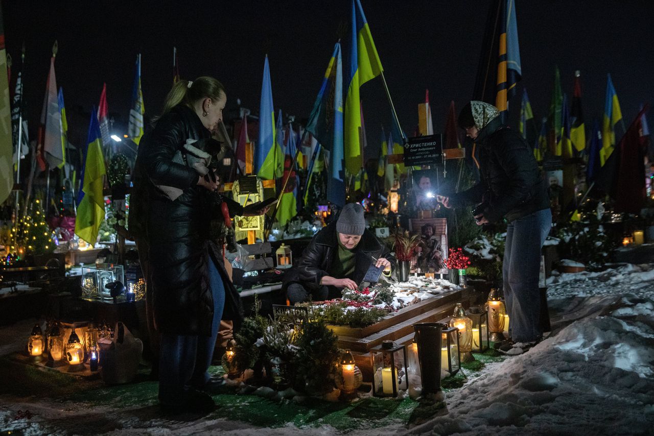 Familie van de overleden soldaat Oleh Khrystenko bezoekt zijn graf om het schoon te maken en lichtjes op te laden.